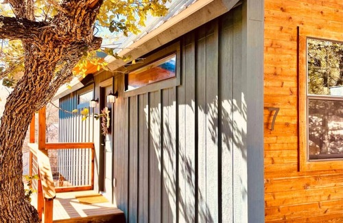 Dripping Springs Apartment | Bird`s Eye, Cozy Cabin w a view & Tesla EV Charger