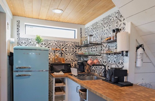 Dripping Springs Apartment | Bird`s Eye, Cozy Cabin w a view & Tesla EV Charger