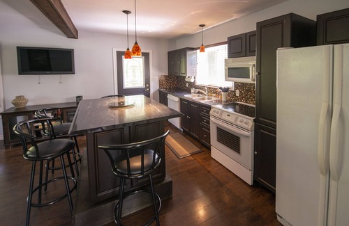 Leamington Cottage | Bird's Nest at Hillman Marsh - Cute cozy cottage - WIFI now available!