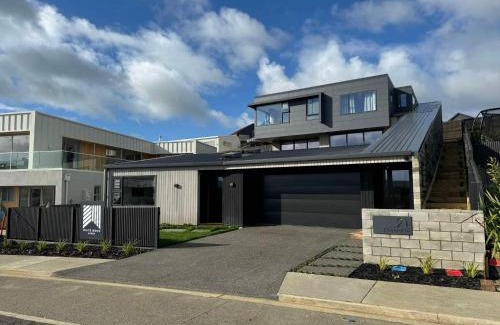 Raglan House | Birdsong Waterview 3 Bedroom Executive Home