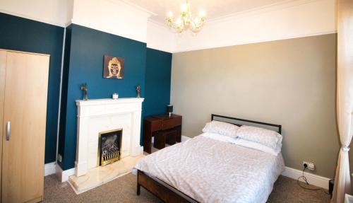 Shirley House | Birmingham - Shirley - Bungalow - Sleeps 8 - 3 Large Beds - Plus Sofa Bed - Beautifully Refurbished - Very Large Enclosed Gardens - Off Street Parking - Fast Wifi