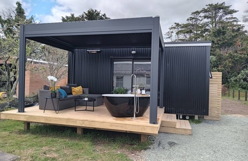 Mangawhai Cabin | Black Cabin Mangawhai
