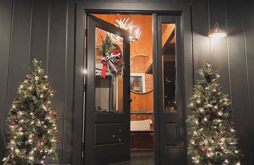 Plymouth Ski Chalet | Black Dog Lodge - Ski Chalet centered between Okemo and Killington Mt.
