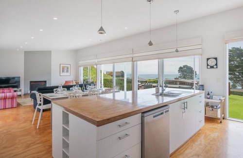 Kuaotunu House | Black House Lookout - Kuaotunu Holiday Home