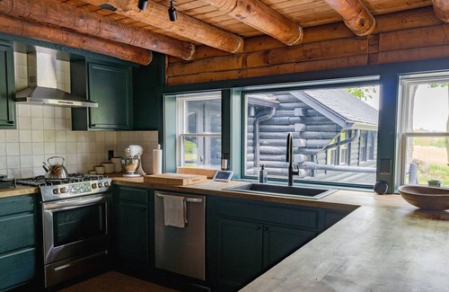 Kerhonkson House | Black Walnut Lodge - Chic Log Cabin, Sleeps 10!