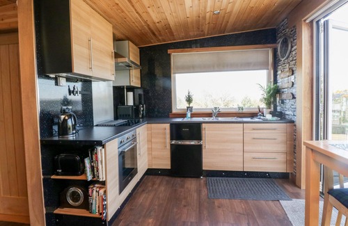 Glenboig Cottage | BLACKBRAE CABIN, romantic, luxury holiday cottage in Coatbridge