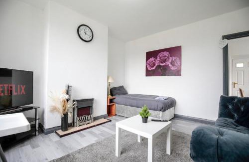 Blackrod House | Blackrod House, Near Bolton, Free Parking, Sleeps 5, Long or Short Stays by NMB Property
