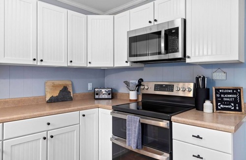 Wintergreen Cabin | Blackwood Chalet: Hot Tub + 0.3 mile from Slopes