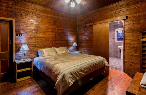 Broke Cottage | Blaxland's Cottage - Historic 2 bedroom cottage with vineyard surrounds and mountain views