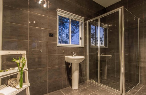 Broke Cottage | Blaxland's Cottage - Historic 2 bedroom cottage with vineyard surrounds and mountain views