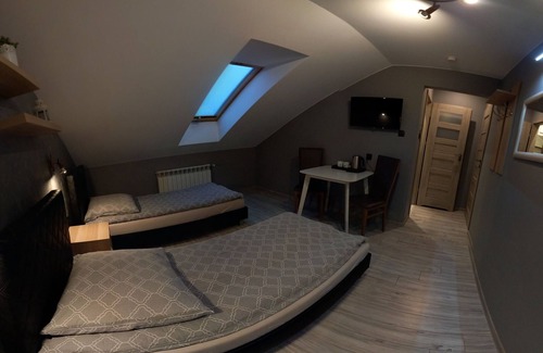 Nadarzyn House | Blisko Warszawy! Przytulny pokój na poddaszu z łazienką