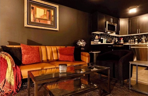 Bloomingdale Apartment | Bloomingdale Blues Speakeasy w Free Parking! in Northwest DC