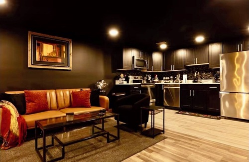 Bloomingdale Apartment | Bloomingdale Blues Speakeasy w Free Parking! in Northwest DC