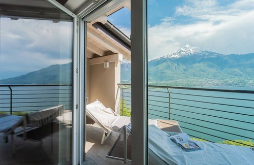 Aurogna Apartment | Blooms by the Lake - Four Bedroom Apartment, Sleeps 9