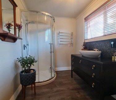 Motueka House | Blue Bell Cottage. Serene luxury farmstead