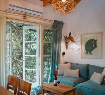 Amirim Cabin | Blue House In The Woods- Amirim