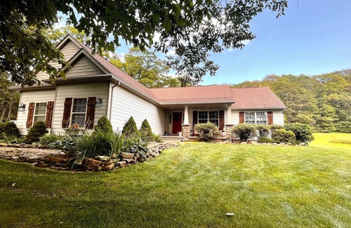 Stahlstown Cottage | Blue Jay's Nest- Private Fern Mountain home. Minutes to ski resorts and Parks.