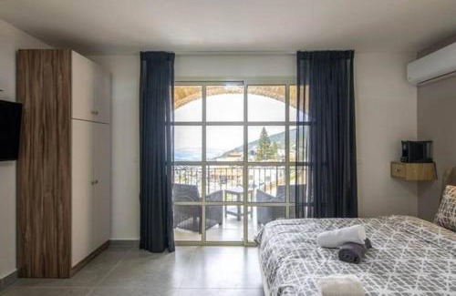 Ein Al-Asad Villa | Blue lake luxury villa for families