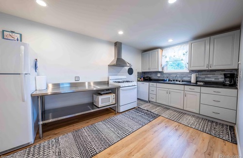 North Lakeport House | Blue Lake Inn house is across from Burtchville Park and Beach