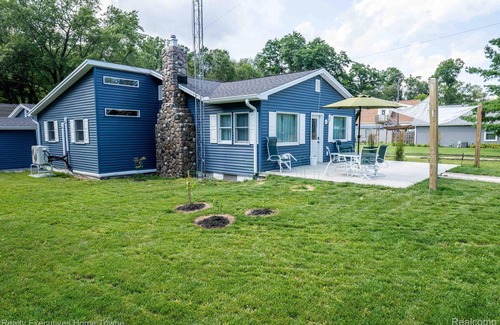 North Lakeport House | Blue Lake Inn house is across from Burtchville Park and Beach
