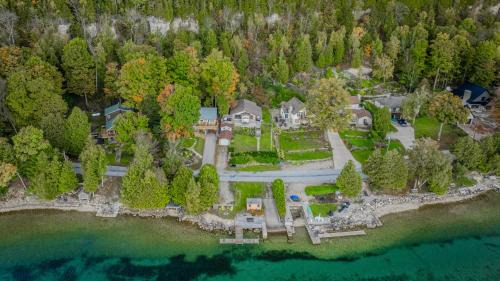 Wiarton House | Blue Moon Waterfront W Hot Tub