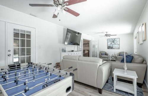 Palma Sola House | Blue Palm Home with Pool, Hot Tub, Nearby Beach, Outdoor Shower
