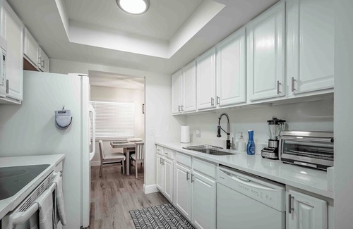 Palma Sola House | Blue Palm: Pool - Hot Tub - Beach - Games - Outdoor Shower - Grill - IMG - King