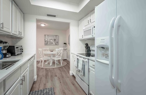 Palma Sola House | Blue Palm: Pool - Hot Tub - Beach - Games - Outdoor Shower - Grill - IMG - King
