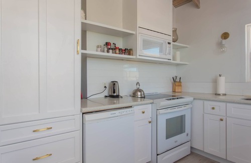 William's Town House | Blue Point Cottage, Blue Point Cottage - cozy home for families & couples - oceanfront w/hot tub!