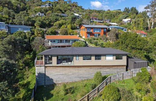 Tahunanui House | Blue Water Views