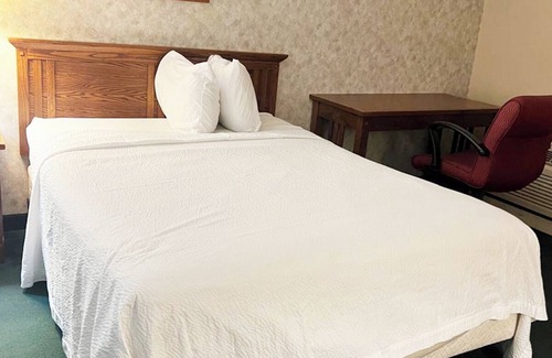 La Crosse Hotel | Blue Way Inn and Suites Lacrosse - 1 King Bed Non Smoking