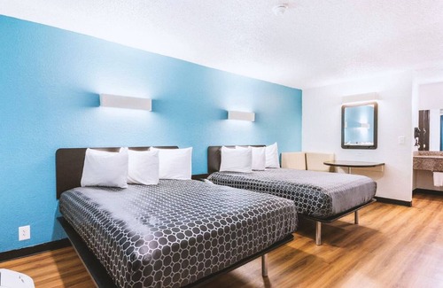 Beeville Hotel | Blue Way Inn & Suites Beeville-Comfort 2 Queen Bed with Kitchenette NS