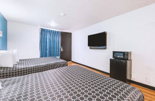 Beeville Hotel | Blue Way Inn & Suites Beeville-Comfort 2 Queen Bed with Kitchenette NS