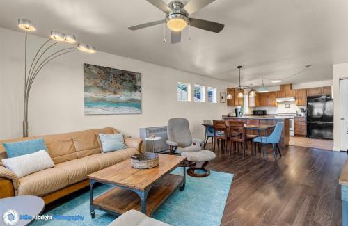 Southern Crossing House | Bluebird Day - Raven Sky Bungalow