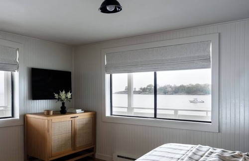 Ocean Point House | Bluebird Ocean Point Inn | Oceanfront Deluxe King w/Porch | Private Beach