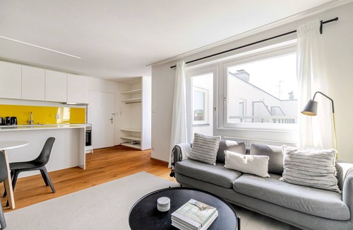 Roßau Apartment | Blueground | Alsergrund, balcony, nr Votivkirche