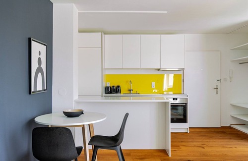 Roßau Apartment | Blueground | Alsergrund, balcony, nr Votivkirche