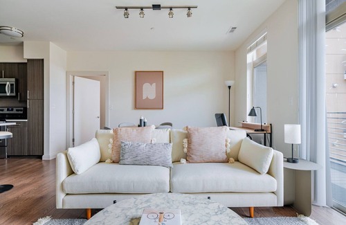 Waltham Apartment | Blueground | Bleachery, pool, nr Charles River