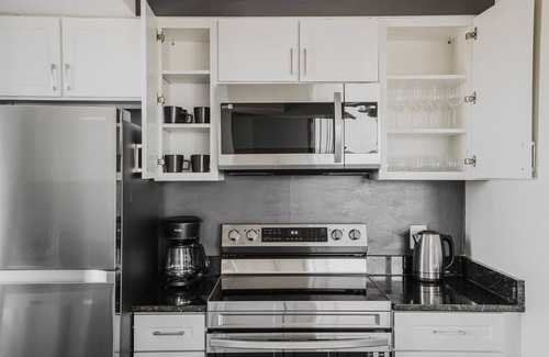 Bluemont Apartment | Blueground | Bluemont, pool, nr Arlington Cemetery