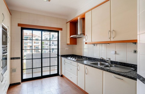 Carcavelos Apartment | Blueground | Carcavelos, furniture & full kitchen