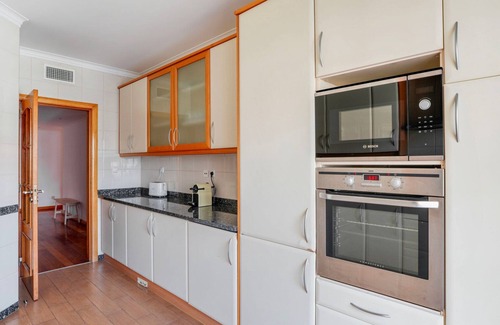 Carcavelos Apartment | Blueground | Carcavelos, furniture & full kitchen