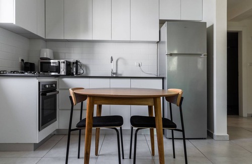 Tel Aviv City Center Apartment | Blueground | Nahalat Bynamin, City view (TLV-11)