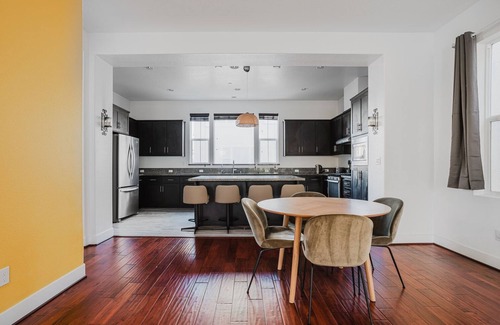 Newark House | Blueground | Newark, AC, w/d, nr Coyote Hills