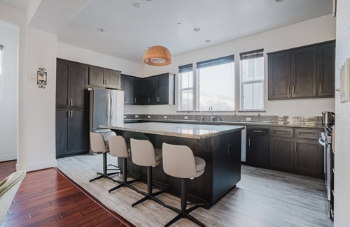 Newark House | Blueground | Newark, AC, w/d, nr Coyote Hills