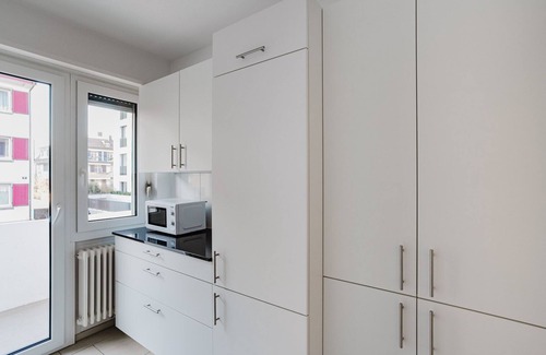 District 6 Apartment | Blueground | Unterstrass, balcony & washer