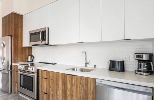 Wilshire Center Apartment | Blueground | Wilshire Center, balcony, nr The Grove