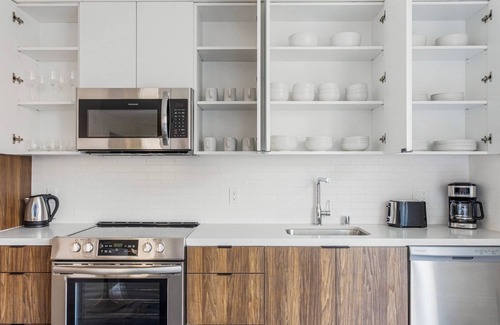 Wilshire Center Apartment | Blueground | Wilshire Center, balcony, nr The Grove