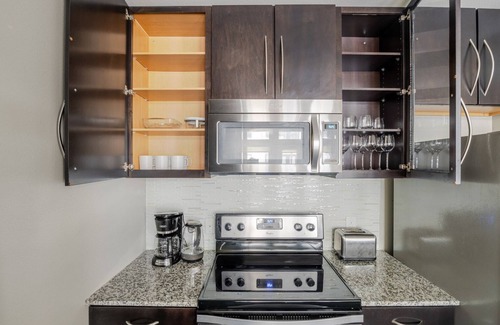 Barton Heights Apartment | Blueground | Zilker, pool, nr Zilker Park