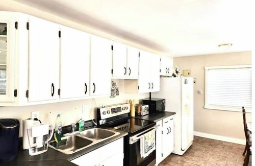 Brights Grove Cottage | Bluewater Delight