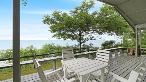 Fennville House | Bluffs Cove